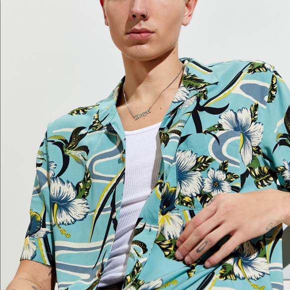 UO Tropical Rayon Short Sleeve Button-Down Shirt - Picture 11 of 13